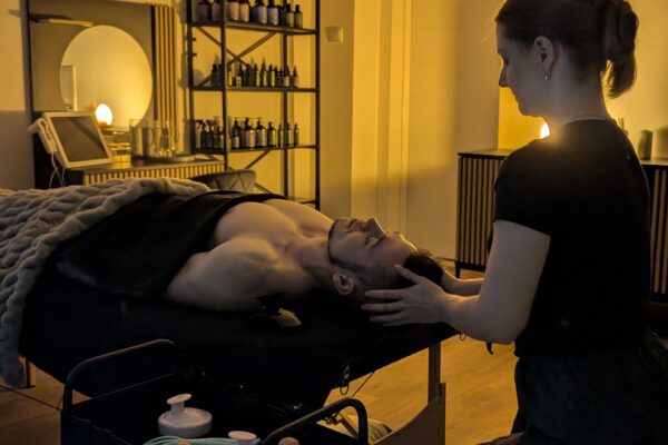 Relaxační masáž pokožky hlavy během headspa procedury v salonu OLEA CARE Ostrava
