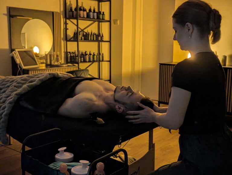 Relaxační masáž pokožky hlavy během headspa procedury v salonu OLEA CARE Ostrava